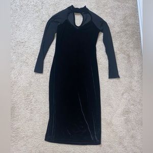 Black long sleeve velvet fitted dress